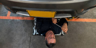 Unter Lkw eingeklemmt