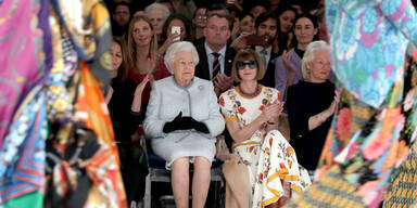 Queen Elizabeth II. und Anna Wintour an der Pr&auml;sentation der Herbst/Winter-Kollektion von Richard Quinn 2018.&nbsp;&nbsp;