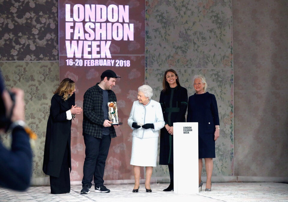 Queen Elizabeth zeichnet den Designer Richard Quinn an der London Fashion Week im Jahr 2018 mit dem «Queen Elizabeth Award für britisches Design» aus. 
