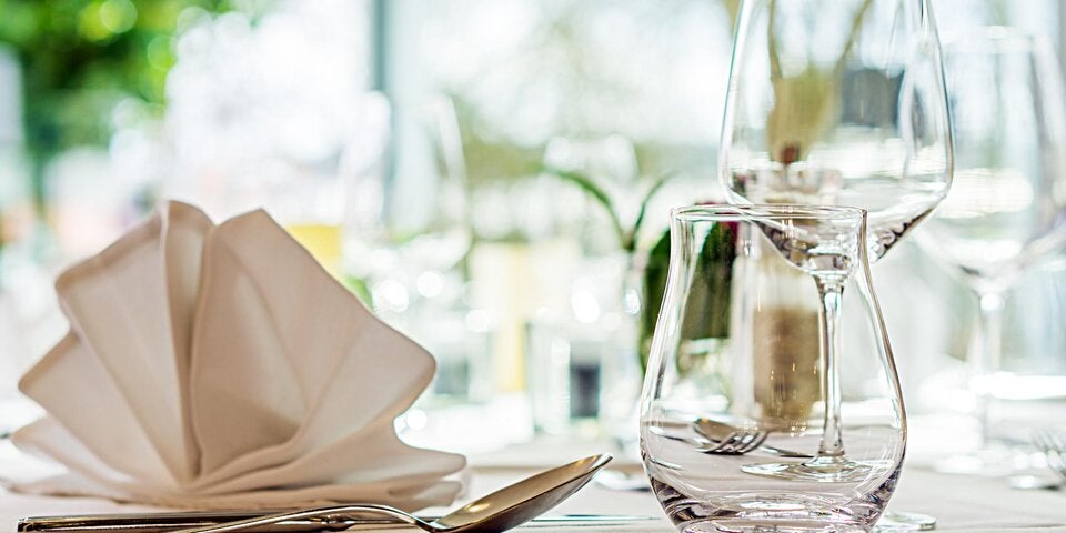 gefaltete Serviette und Gläser