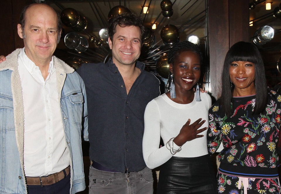 Das erste Foto von Joshua Jackson und Lupita Nyong'o (beide in der Mitte) im Jahr 2018