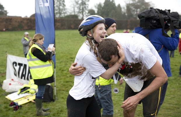 Paar verlobte sich nach Frauentragen-Wettbewerb
