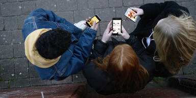 Jugendliche mit Smartphone