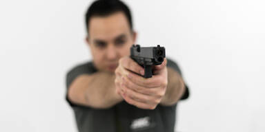 Deutscher (52) crasht in Radfahrer und schie&szlig;t auf Zeugen