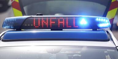 Tragischer Unfall: Frau von umst&uuml;rzendem Ampelmast erschlagen, sechs weitere Verletzte