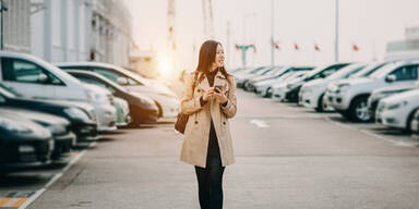 Frauenparkplatz Frau am Parkplatz