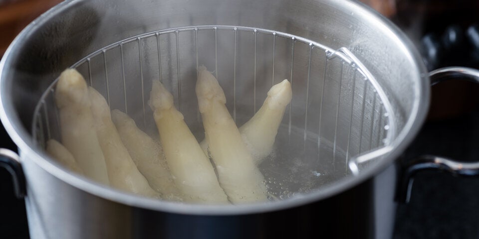 So wird Spargelwasser zum Haushalts-Wundermittel
