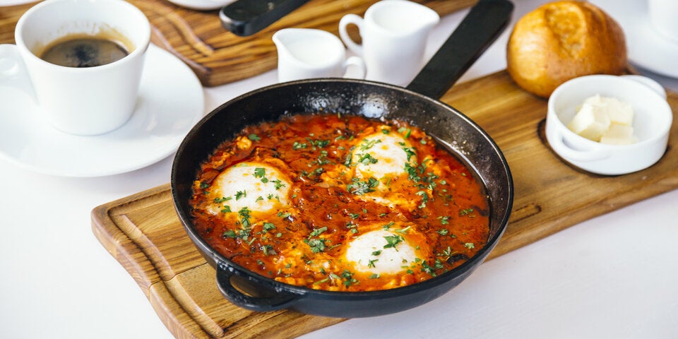 Zum Brunch: Shakshuka vielfältig aufgetischt