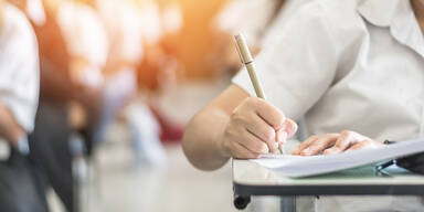 Schüler schreibt Test