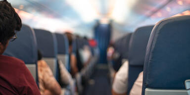 Passagier wollte Flugzeugt&uuml;r &ouml;ffnen und attackierte Crew