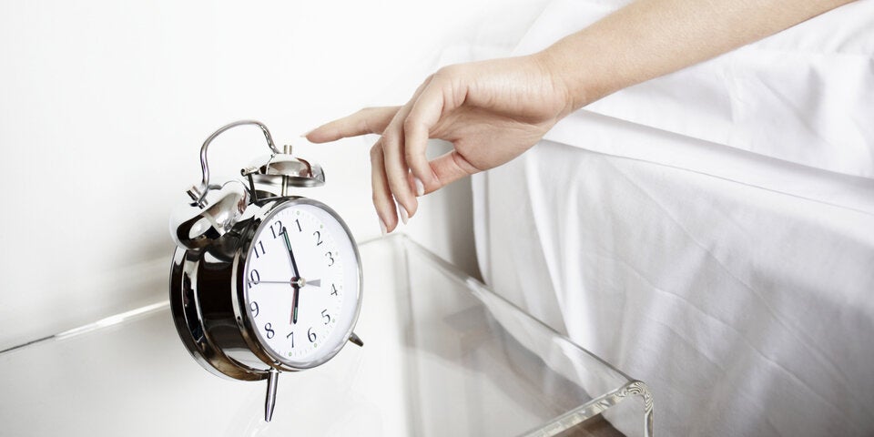 Schnelle Wachmacher: So kommen Sie morgens leichter aus dem Bett