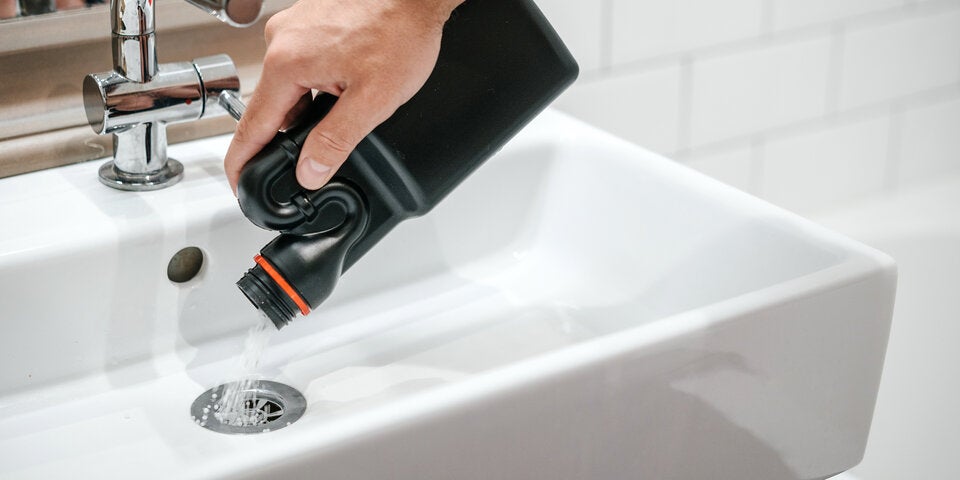Abfluss im Badezimmer verstopft? Diese Hausmittel helfen