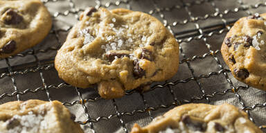 S&uuml;&szlig;es mit salziger Note: Chocolate Cookies, Schokoladentarte & Erdnuss-Schnecken