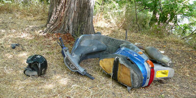 Mopedunfall Wald Baum