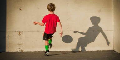 Lebender Welpe als Fu&szlig;ball benutzt