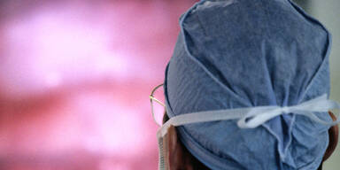 Chirurg bietet betäubte Freundin auf Tinder an