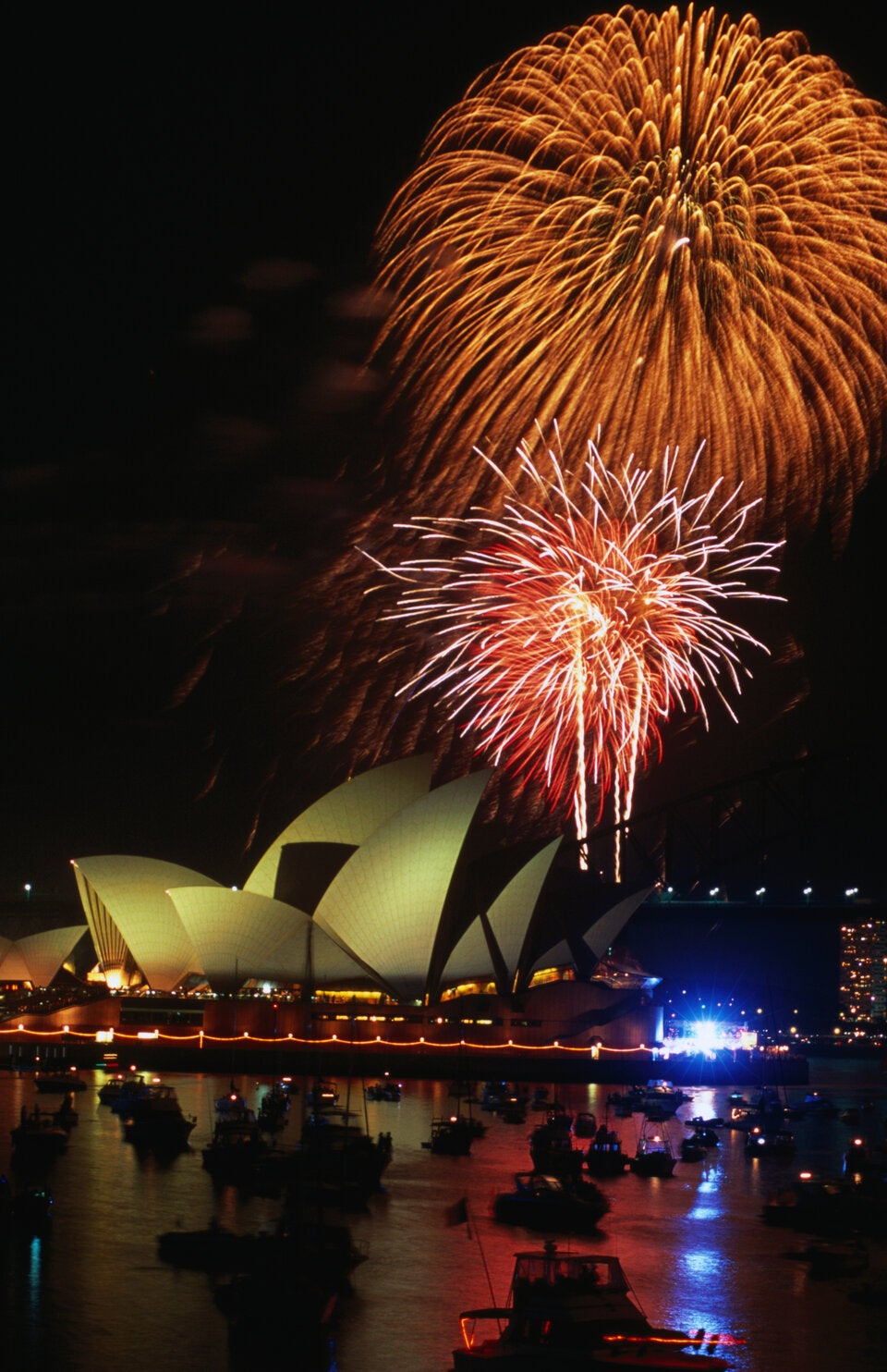 Sydney. Über der Harbour Bridge und dem Opernhaus entfaltet das Silvesterfeuerwerk.