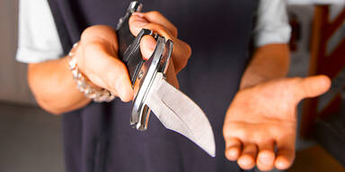 Mutter mit Messer überfallen