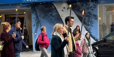 Kopie von Gewessler marschiert mit Fackel neben dem neuen grüneb Bezirksvorsteher aus dem 5. Bezirk.