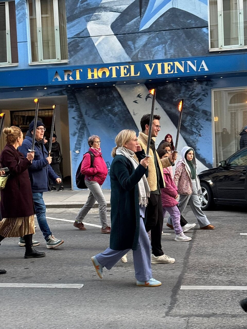 Leonore Gewessler marschiert mit Fackel neben dem neuen grünen Bezirksvorsteher aus dem 5. Bezirk.