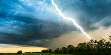 Blitz schl&auml;gt in einem Wald ein