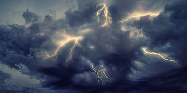 Gewitter mit dunklen Wolken und Blitzen