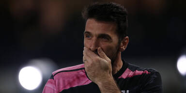 Gianluigiu Buffon fasst sich ins Gesicht
