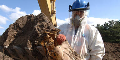 Giftm&uuml;ll-Mann-in-Schutzanzu