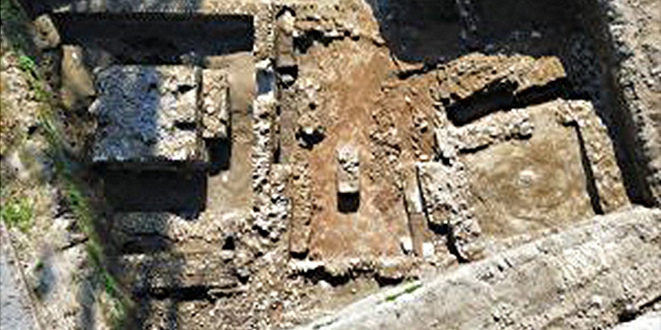 Die Nekropole der Fundstätte umfasst etwa 20–30 Gräber, die überwiegend Erwachsene enthielten. Besonders auffällig waren jedoch zwei Grabanlagen mit besonderen Markierungen. Abgebildet: Luftaufnahme der Ausgrabungsstätte. 