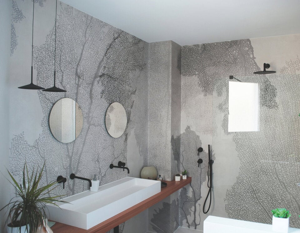 Von Tapete bis Schwarz: Das sind die aktuellen Badezimmertrends