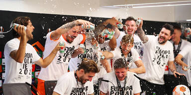 Glasner bekommt Bierdusche nach Titel