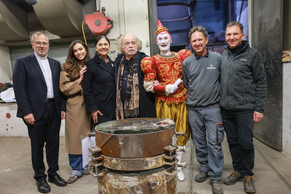 Dompfarrer Probst Jakob Bürgler, Bernhard Paul, Ehefrau Eliana und Tochter Lili mit Weissclown Gensi, Peter und Johannes Grassmayr 