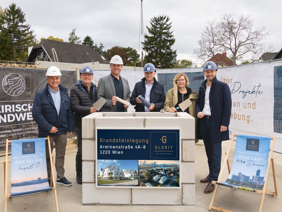 Glorit legt Grundstein für Projekt nahe der Alten Donau: Josef Kölich (Kager Massivbau), Ernst Kuttner, Ingenieurkonsulent für Bauingenieurwesen, Andreas Glatz (Kager Massivbau), Stefan Messar (Glorit), Ivana Mirek (Mirek Hackermüller Architekt:innen ZT), Patrick Kloihofer (Glorit).