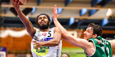 Basketball-Finalserie: Jaylon Tate (Gmunden) und Nemanja Krstic (Kapfenberg) im Luft-Duell