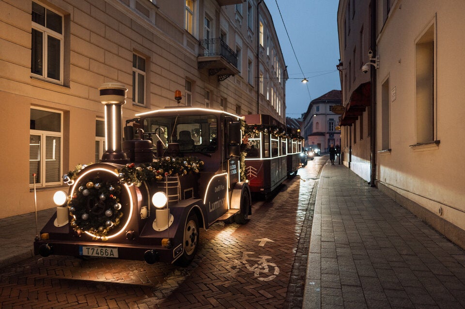 TRADITIONELL. Mit dem geschmückte Weihnachtszug geht‘s vorbei an den beiden Christbäumen der Stadt.