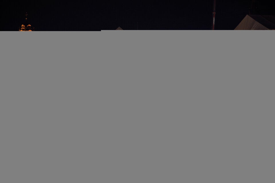 EISLAUFEN am Rathausplatz zwischen klassizistischen Fassaden kann man bis Jänner.