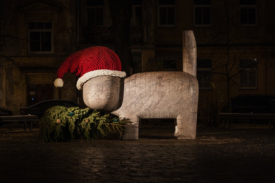 HINGUCKER. Gestrickte Winterkleider für die Skulpturen der Stadt.