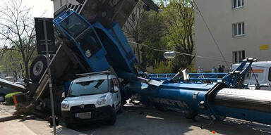 Baustellen-Horror: Kran stürzt auf fahrende Autos
