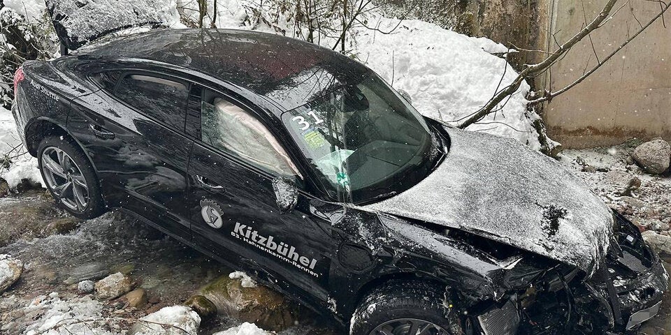 Kitz-Shuttle stürzt in Bach