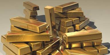 Goldbarren aufgestappelt.