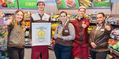 Claudia Steiner (3.v. l.) Marktleiterin des Sspar-Supermarktes in der Dresdner Stra&szlig;e, 1200 Wien, freut sich mit ihrem Team &uuml;ber die Auszeichnung.