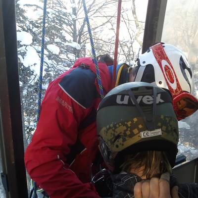 Skifahrer aus Gondel gerettet
