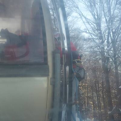 Skifahrer aus Gondel gerettet