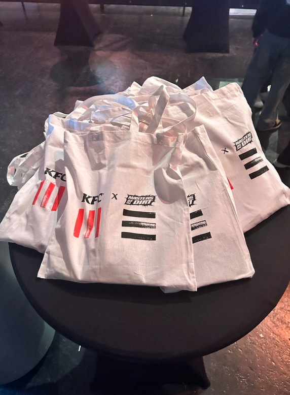 Mit KFC bestens ausgestattet: Limitierte Merch-Artikel und Überraschungen für die Fans. 