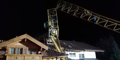 Umst&uuml;rzender Baukran zerst&ouml;rt zwei Geb&auml;ude