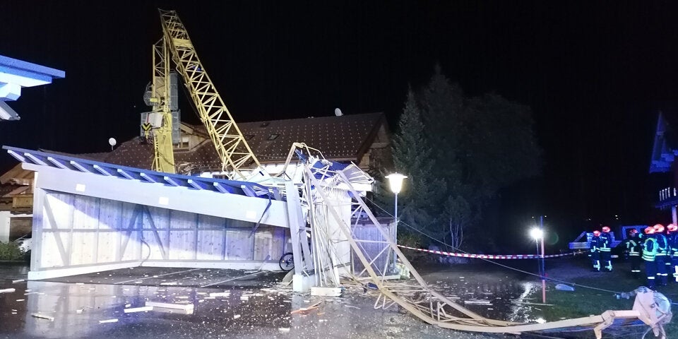 Umstürzender Baukran zerstört zwei Gebäude