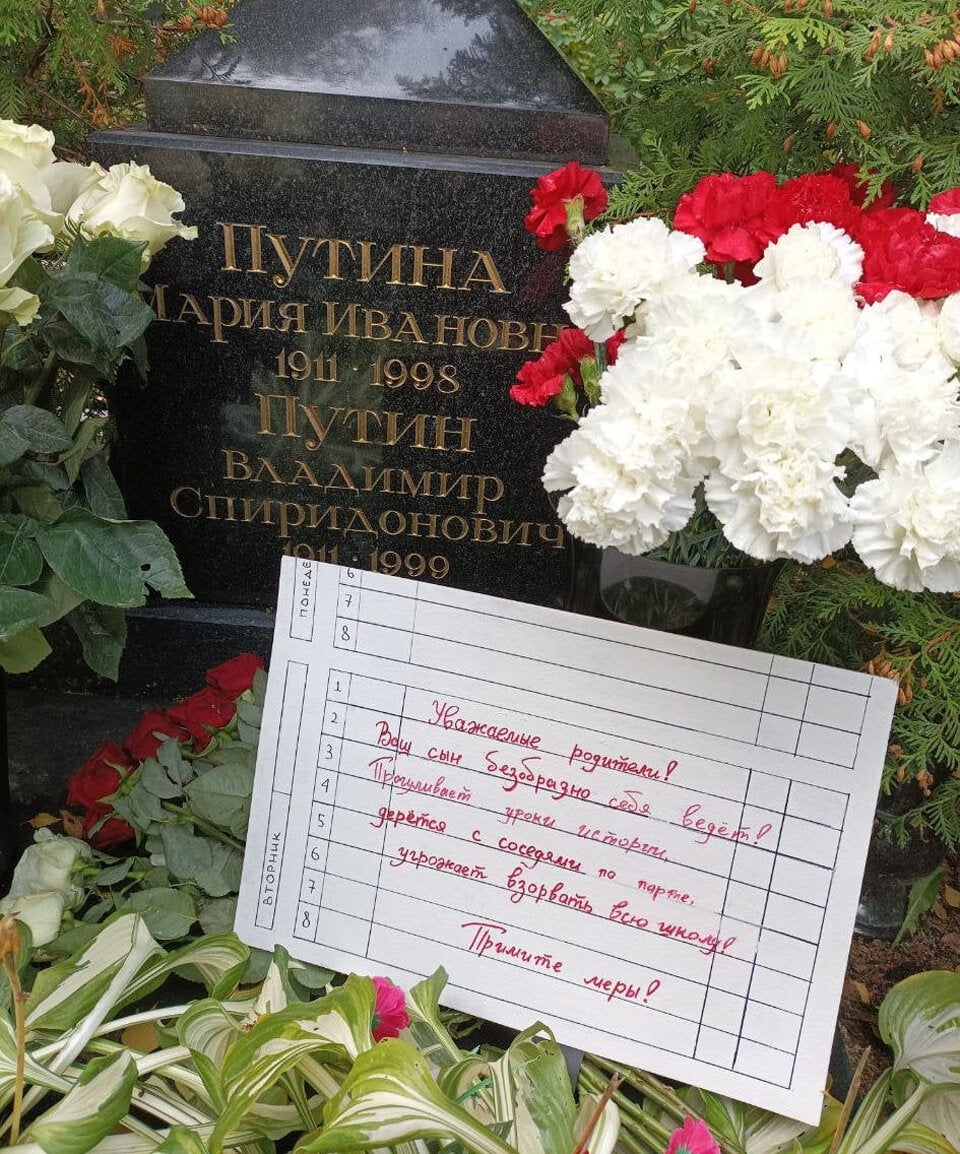 Aktivisten legen Protest-Zettel an Grab von Putins Eltern