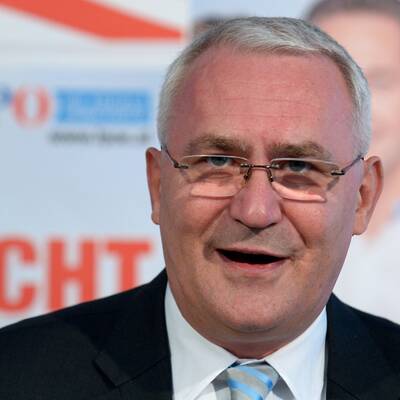  Er will künftig in der Privatwirtschaft tätig sein.