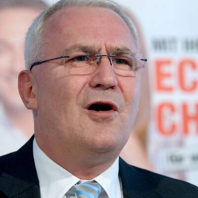  Er will künftig in der Privatwirtschaft tätig sein.