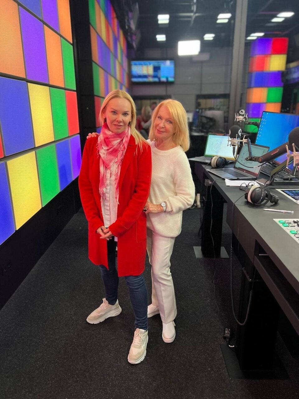 Jeden Sonntag von 22 bis 24 Uhr blickt Gerda Rogers (mit Moderatorin Sylvia Graf) für Ö3-Hörer:innen in die Sterne – seit  35 Jahren. 